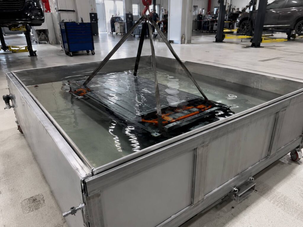 What are the core safety advantages of using mobile power battery soaking tanks