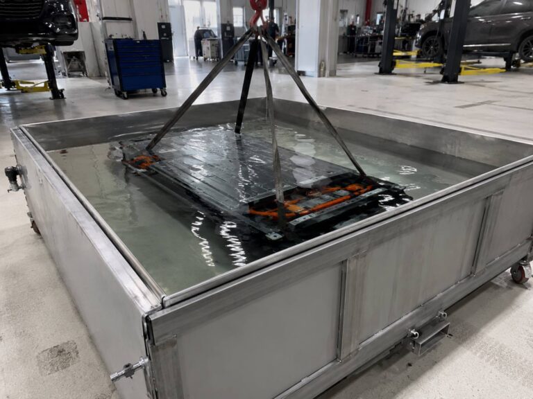 Mobile immersion tanks for power batteries serve as key equipment for inherently safe processing.